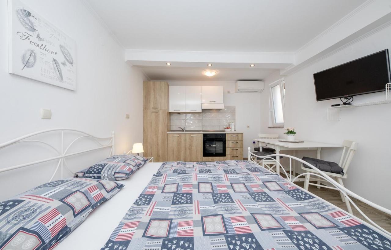 Apartments Makaus Супетарска Драга Екстериор снимка
