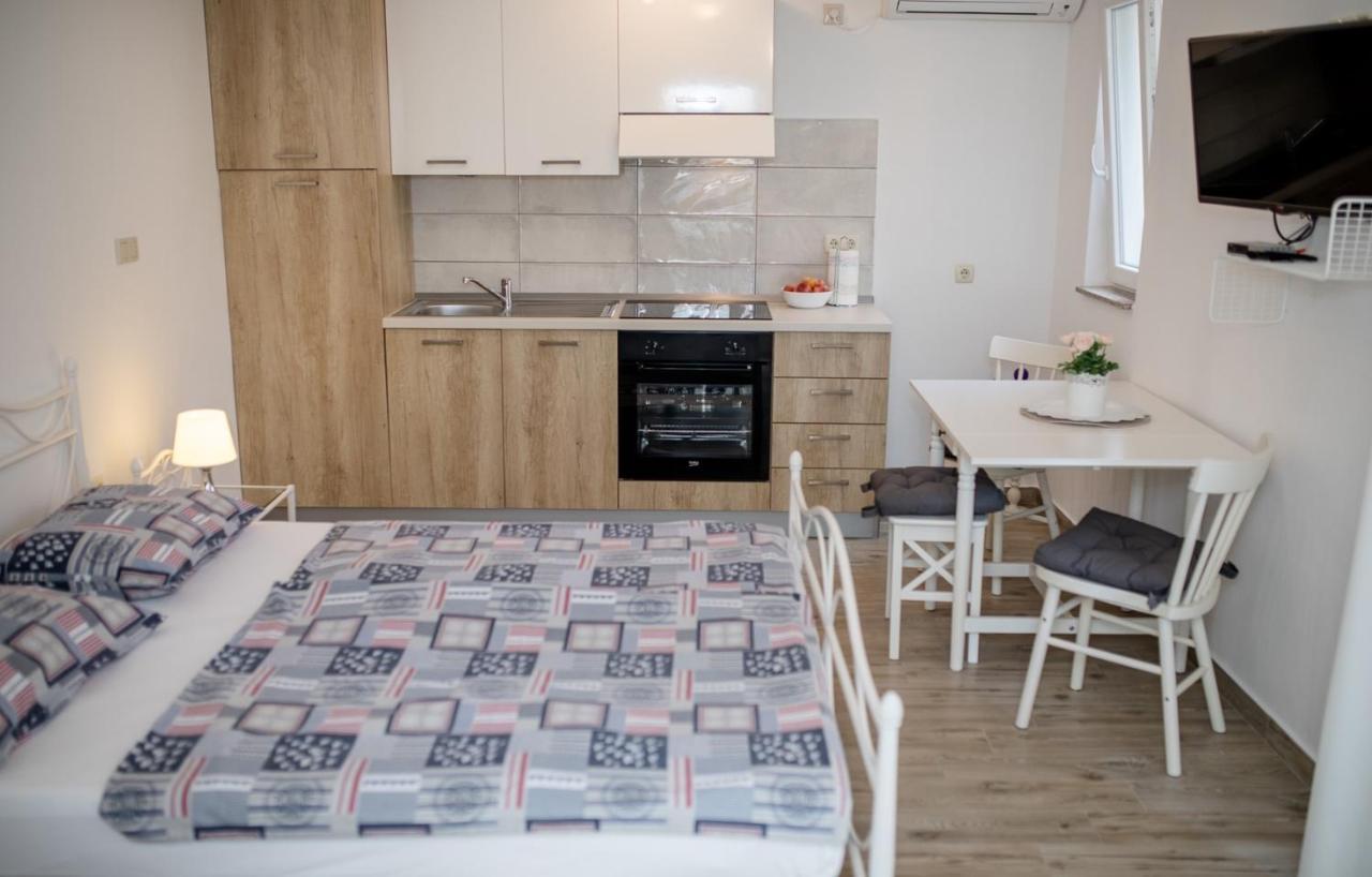 Apartments Makaus Супетарска Драга Екстериор снимка