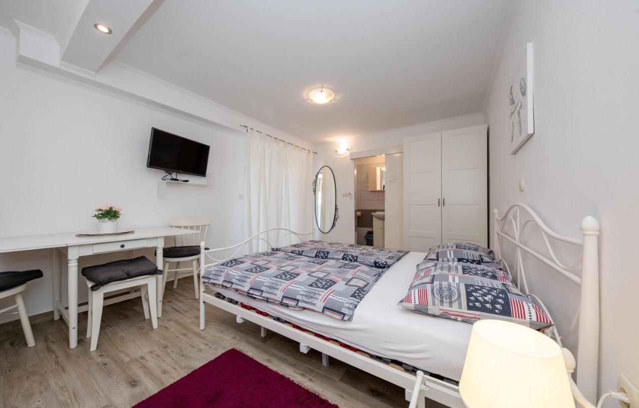Apartments Makaus Супетарска Драга Екстериор снимка
